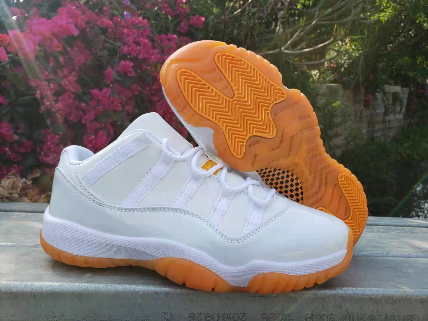 Shoe factory supplies low cut AJ11 pink snake chameleon men's and women's shoes directly